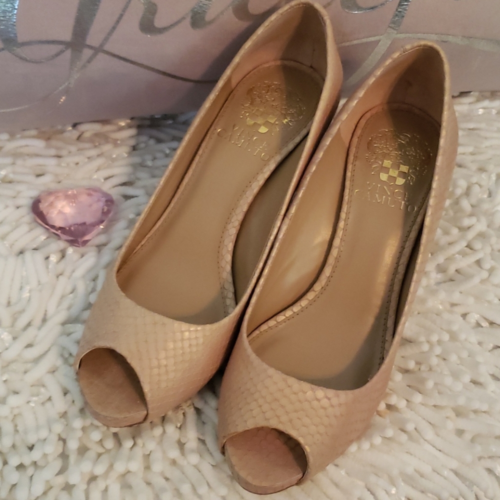 Vince Camuto snakeskin pumps size 5.5